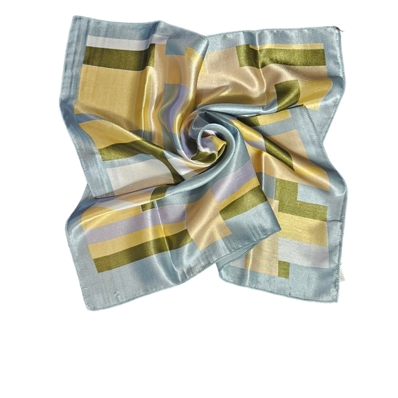 Gorgeous vintage Italian multi color scarf. - Picture 10 of 11